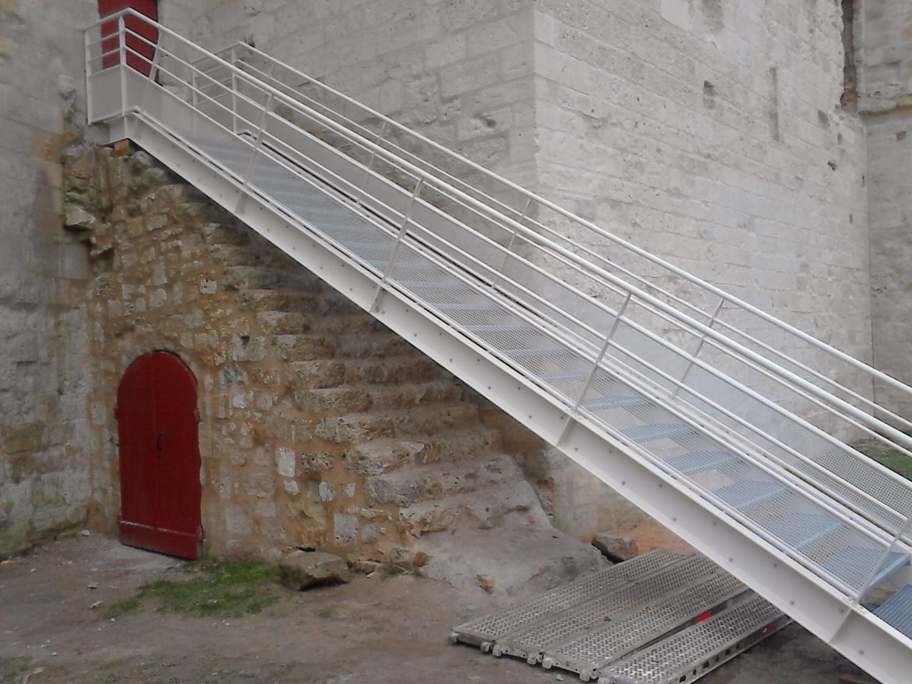 ESCALIER TOUR DE L HONNEUR DE LESPARRE MEDOC